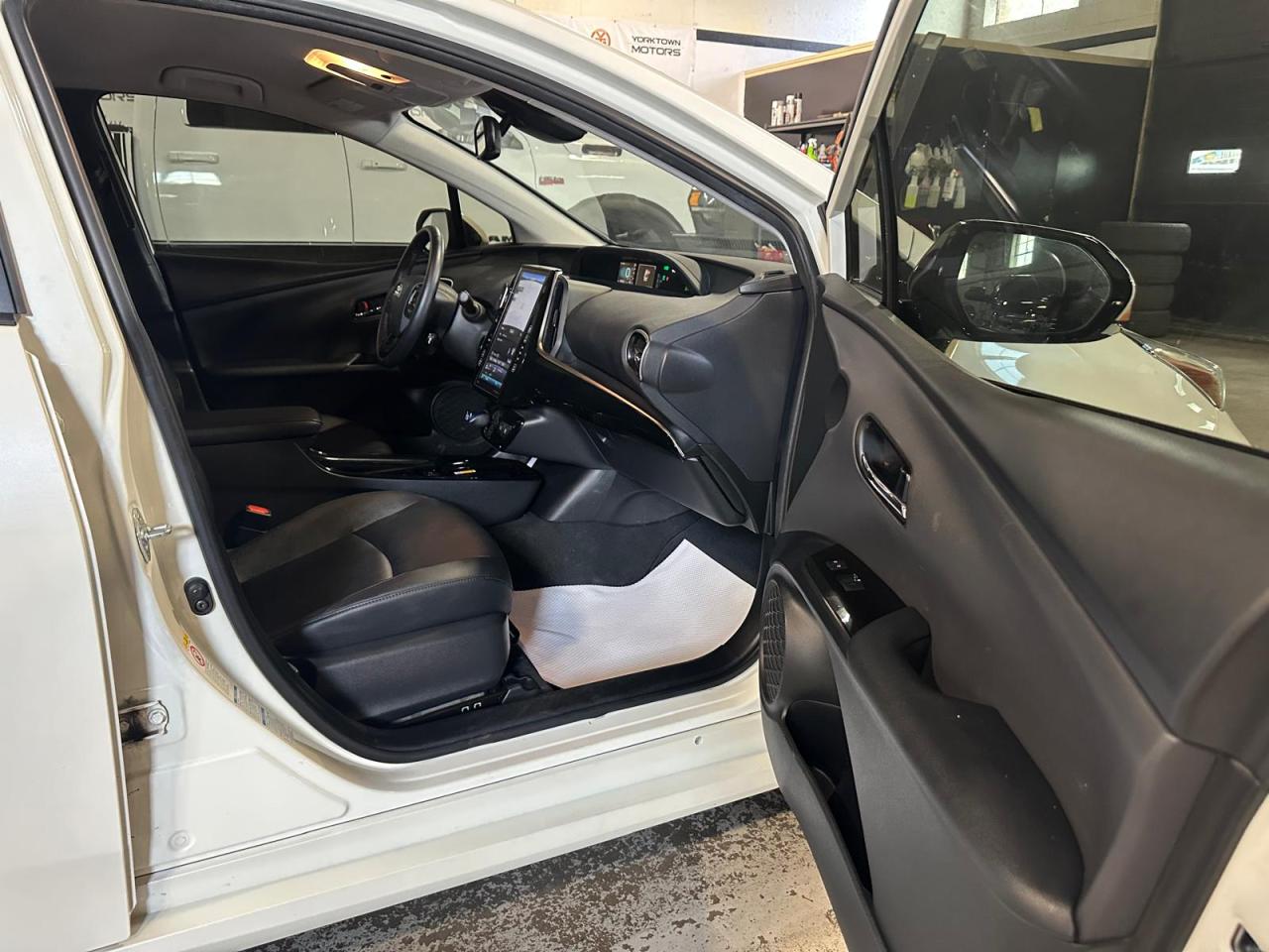 2019 Toyota Prius AWD | TECHNOLOGY | HYBRID | VARIABLE / CVT | 4 CLY - Photo #11