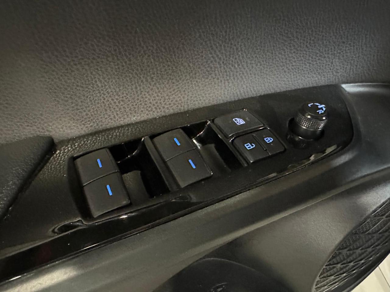2019 Toyota Prius AWD | TECHNOLOGY | HYBRID | VARIABLE / CVT | 4 CLY - Photo #31