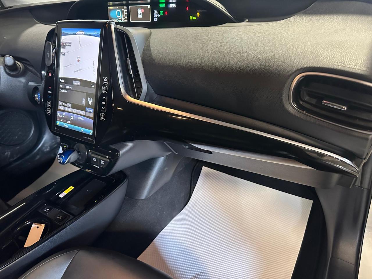2019 Toyota Prius AWD | TECHNOLOGY | HYBRID | VARIABLE / CVT | 4 CLY - Photo #13