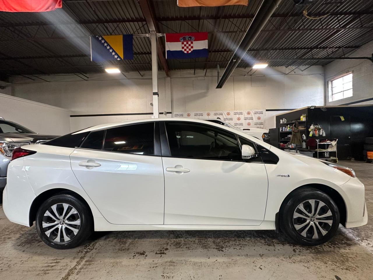 2019 Toyota Prius AWD | TECHNOLOGY | HYBRID | VARIABLE / CVT | 4 CLY - Photo #4