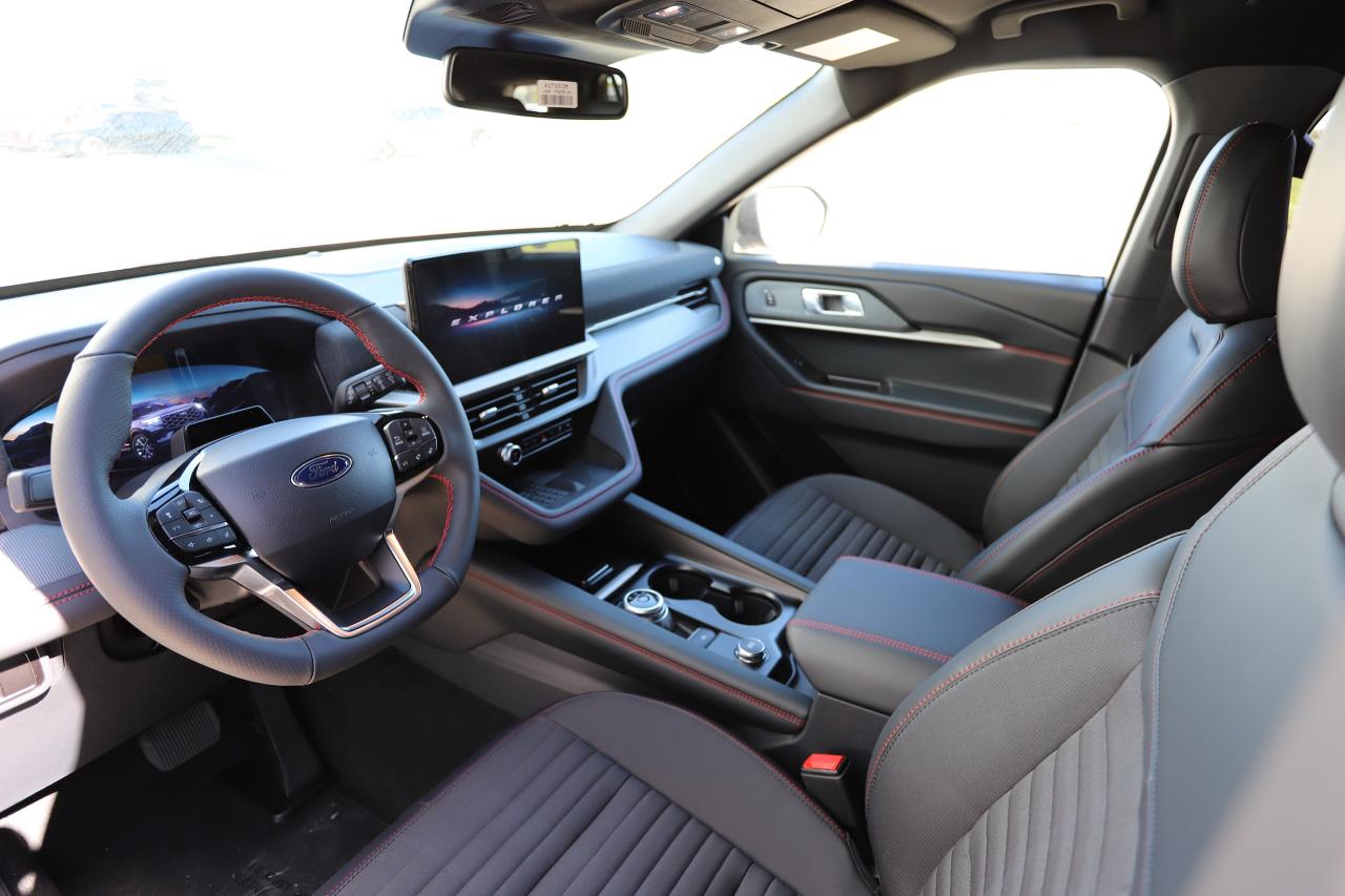 2025 Ford Explorer ST-LINE 4WD Photo1