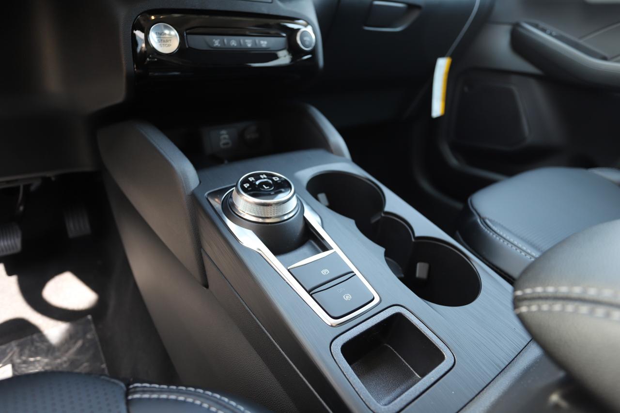 2025 Ford Escape Platinum AWD Photo5