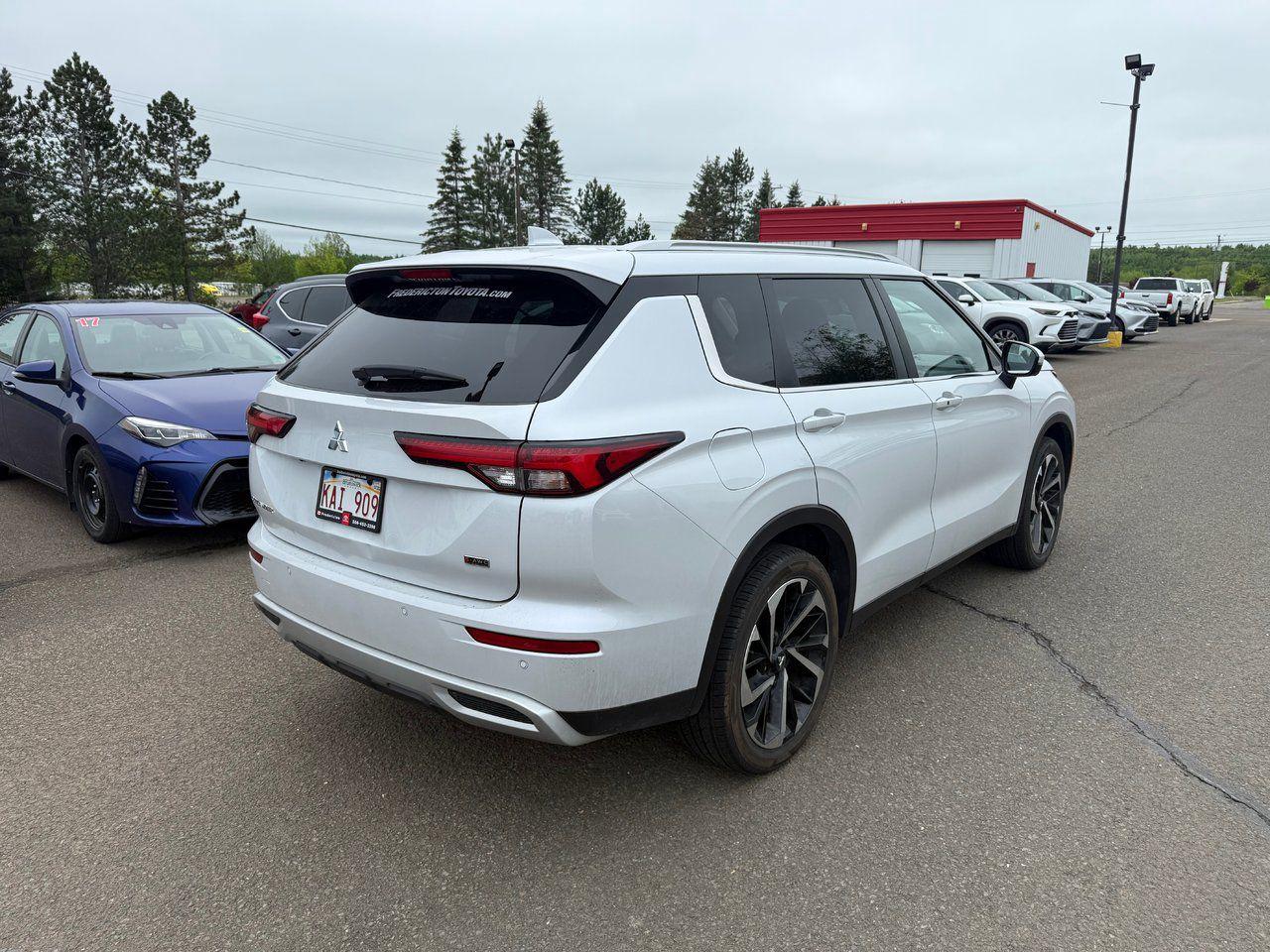 2022 Mitsubishi Outlander  Photo4