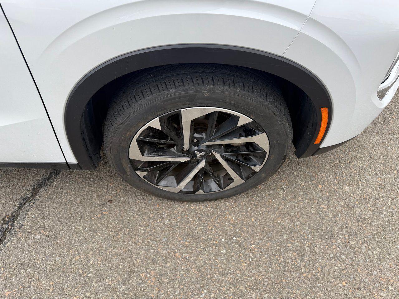 2022 Mitsubishi Outlander  Photo3
