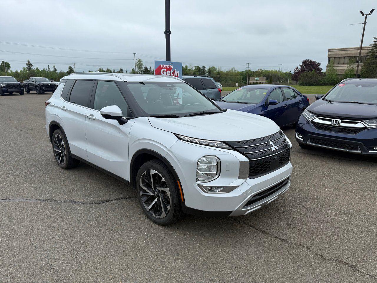 2022 Mitsubishi Outlander  Photo2