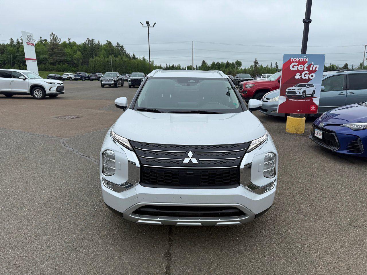 2022 Mitsubishi Outlander  Photo1