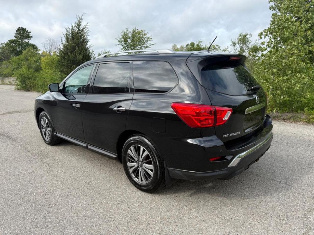 2017 Nissan Pathfinder SL | CLEAN CARFAX | 4WD | LEATHER | POWER TAILGATE | PUSH BUTTON START | REMOTE STARTER - Photo #4