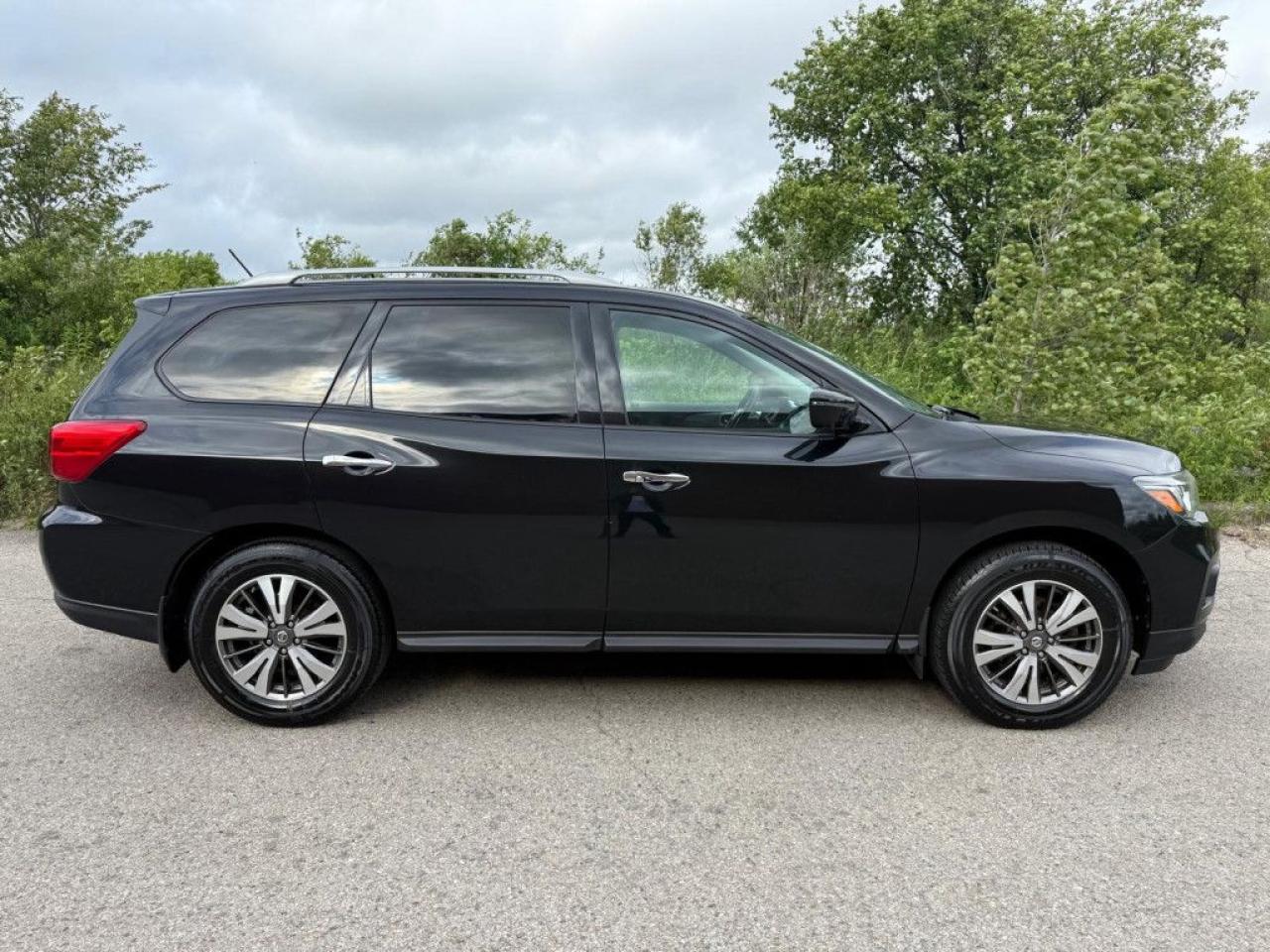 2017 Nissan Pathfinder SL | CLEAN CARFAX | 4WD | LEATHER | POWER TAILGATE | PUSH BUTTON START | REMOTE STARTER - Photo #7