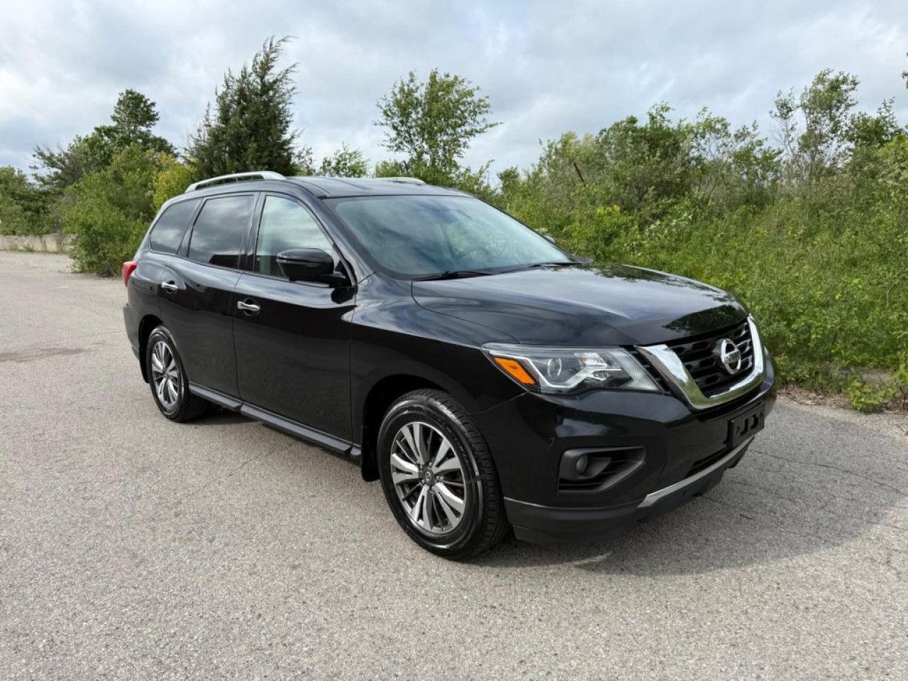2017 Nissan Pathfinder SL | CLEAN CARFAX | 4WD | LEATHER | POWER TAILGATE | PUSH BUTTON START | REMOTE STARTER - Photo #9