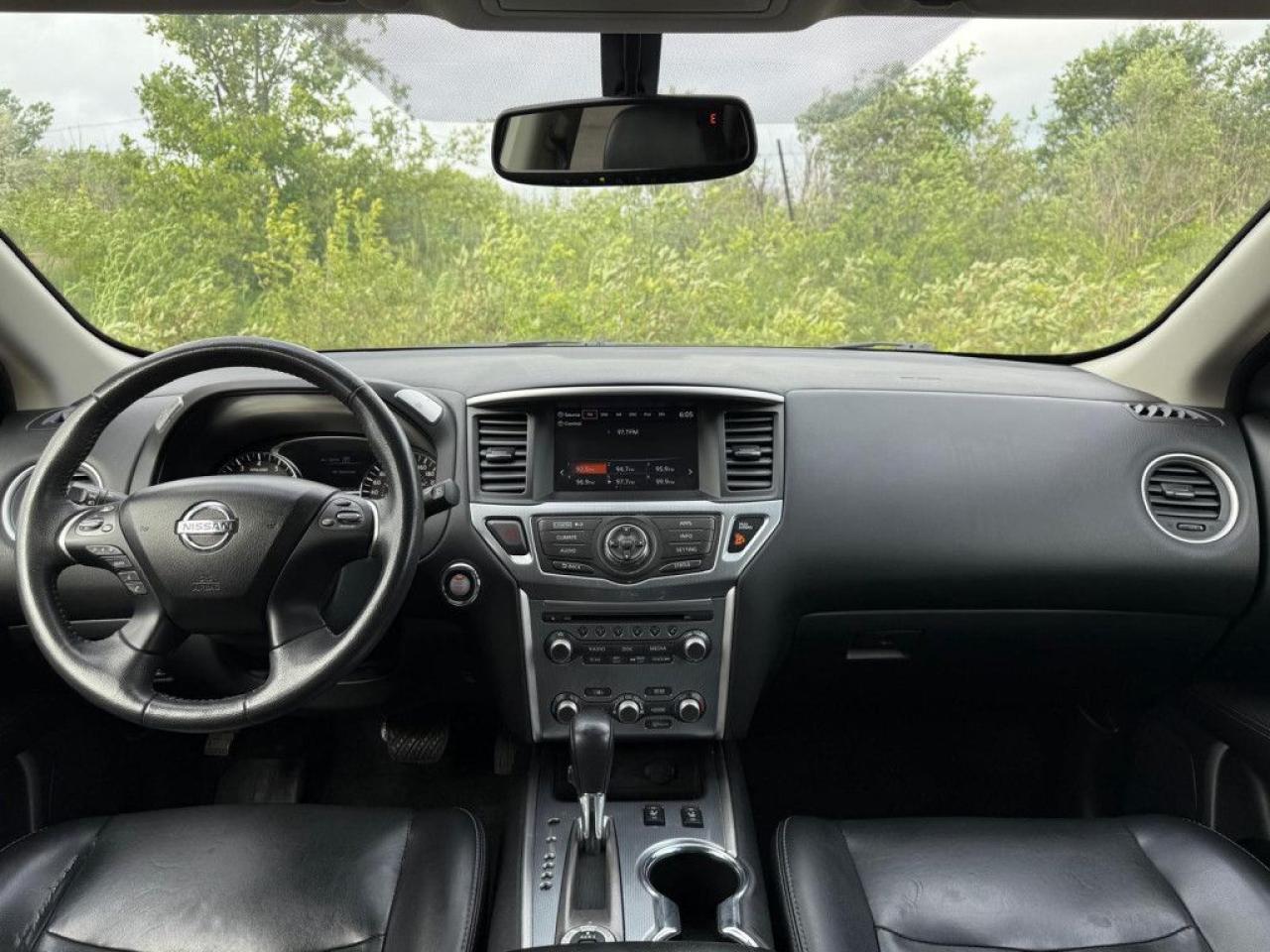 2017 Nissan Pathfinder SL | CLEAN CARFAX | 4WD | LEATHER | POWER TAILGATE | PUSH BUTTON START | REMOTE STARTER - Photo #15