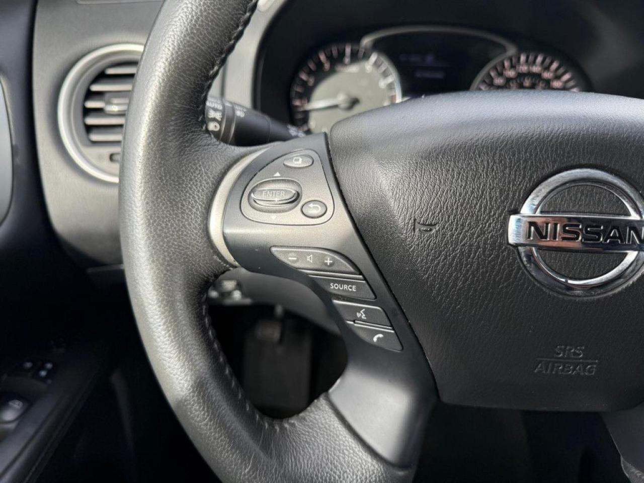 2017 Nissan Pathfinder SL | CLEAN CARFAX | 4WD | LEATHER | POWER TAILGATE | PUSH BUTTON START | REMOTE STARTER - Photo #24