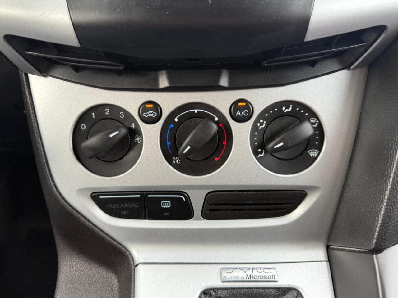 2014 Ford Focus SE |HEATED SEATS|ALLOY WHEELS|BLUETOOTH|MULTI-FUNCTION STEERING WHEEL| - Photo #24