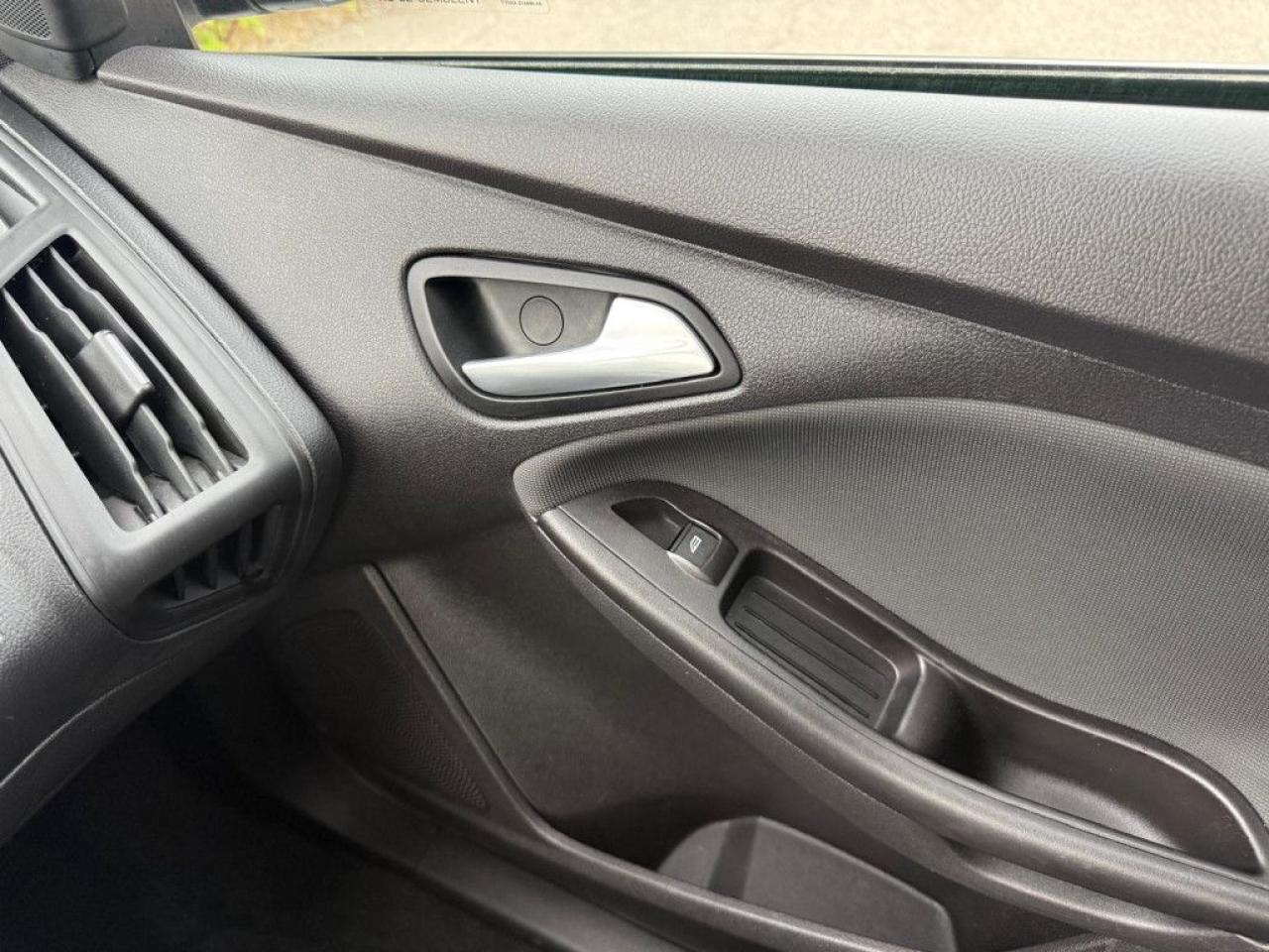2014 Ford Focus SE |HEATED SEATS|ALLOY WHEELS|BLUETOOTH|MULTI-FUNCTION STEERING WHEEL| - Photo #27