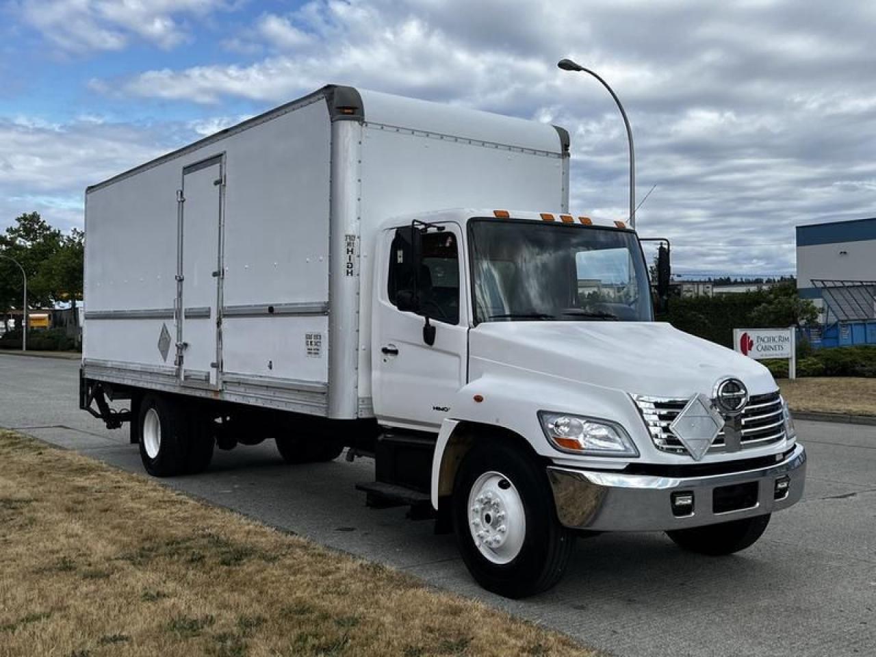 Used 2006 Hino 268 24 Foot Cube Van Power Tailgate Hydraulic Brakes Diesel for sale in Burnaby, BC