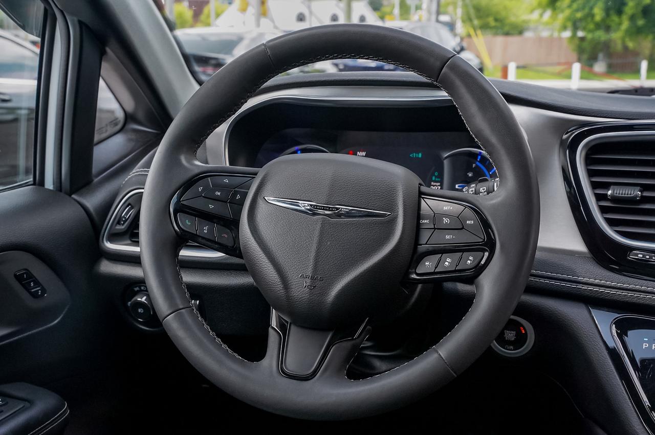 2022 Chrysler Pacifica Limited Hybrid | No Accidents | Certified Photo