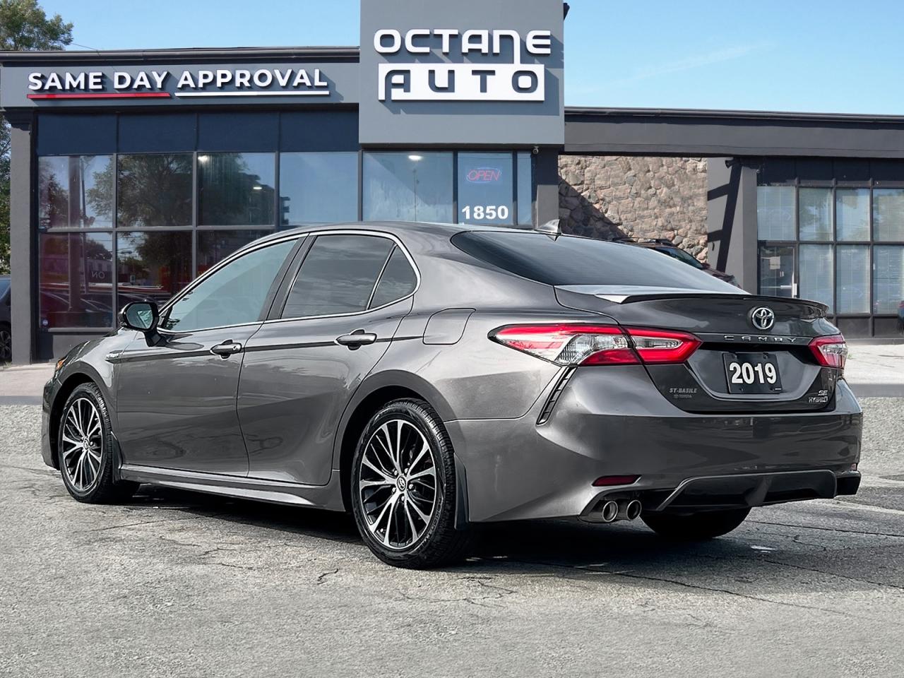 2019 Toyota Camry HYBRID SE Photo3