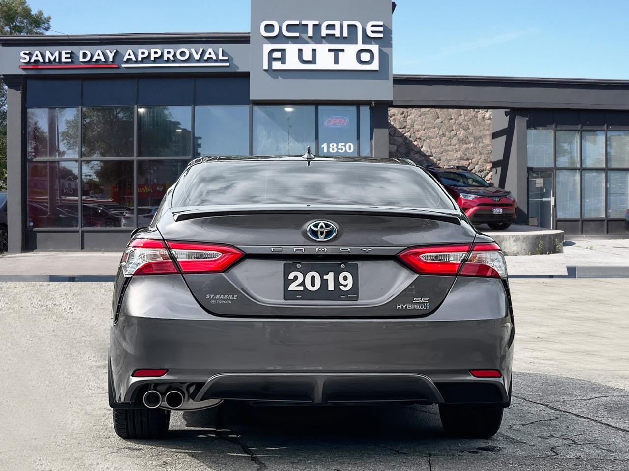 2019 Toyota Camry HYBRID SE Photo4