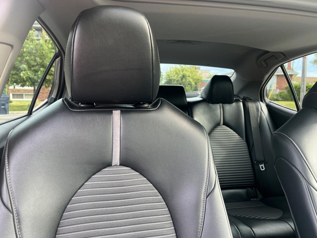 2019 Toyota Camry HYBRID SE - Photo #9