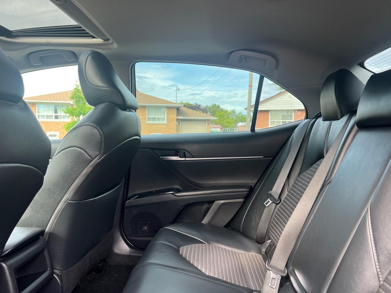 2019 Toyota Camry HYBRID SE - Photo #10