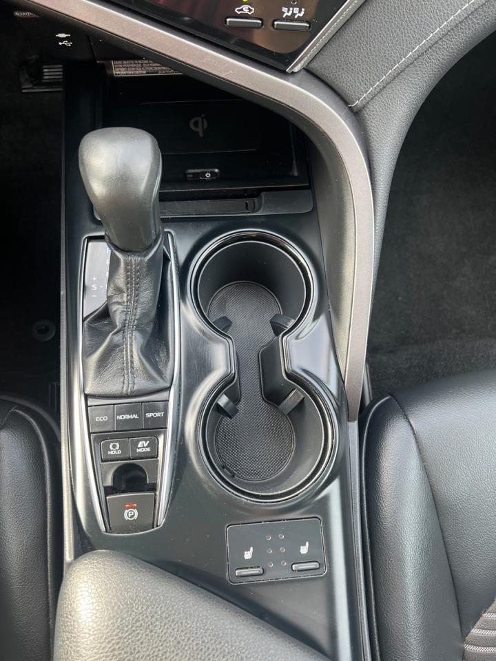 2019 Toyota Camry HYBRID SE - Photo #17