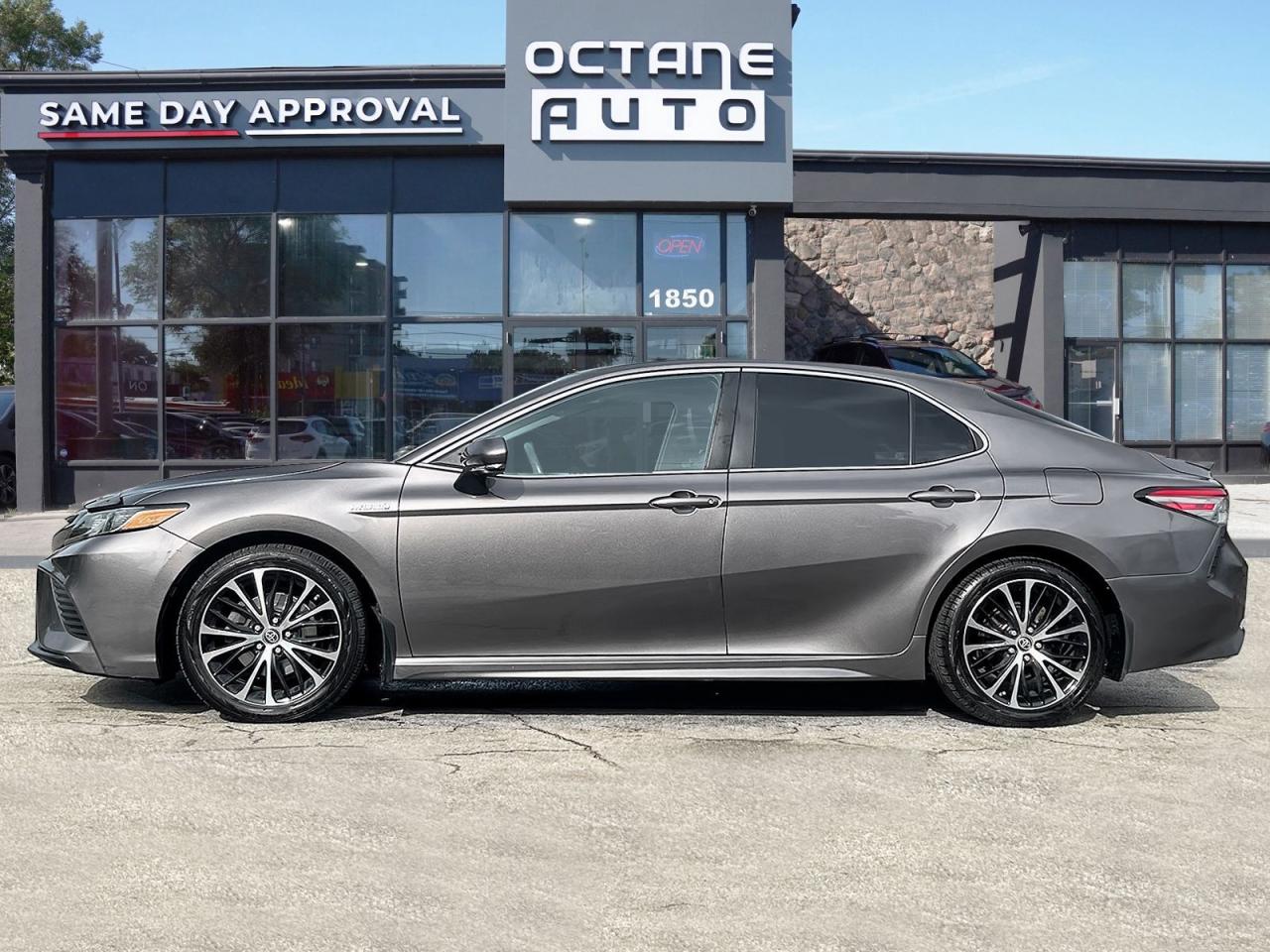2019 Toyota Camry HYBRID SE - Photo #3
