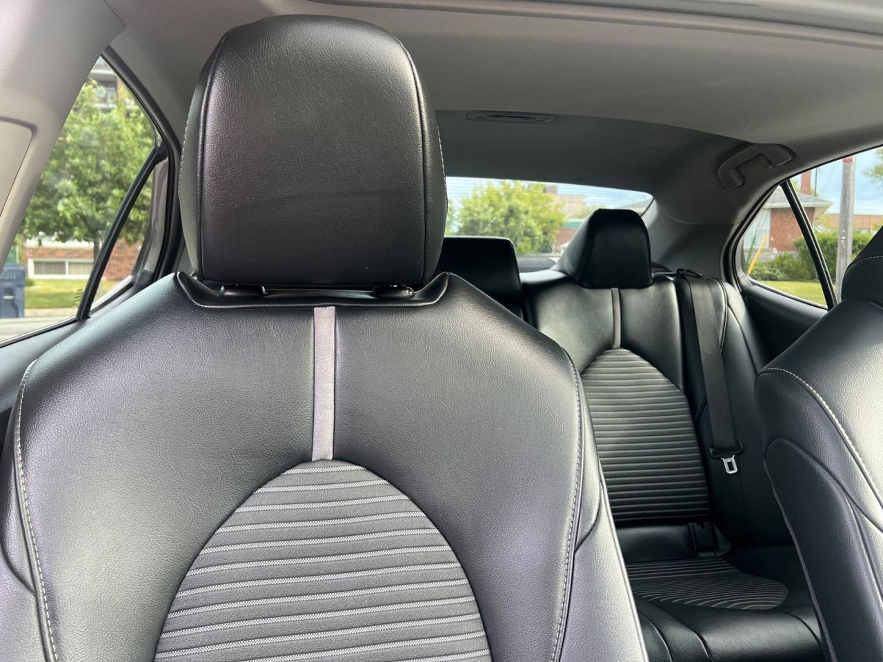 2019 Toyota Camry HYBRID SE - Photo #9