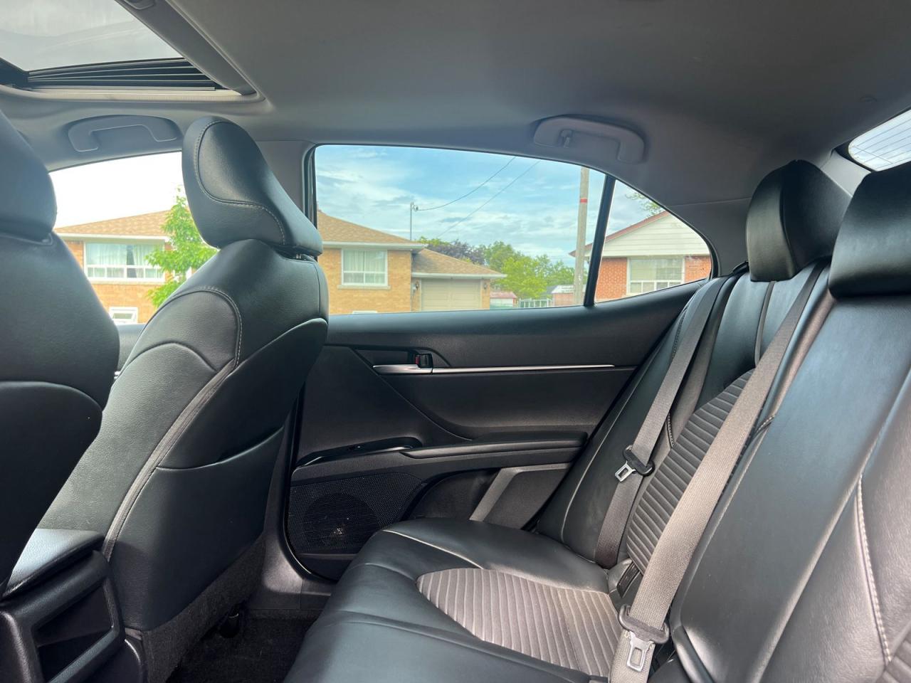 2019 Toyota Camry HYBRID SE - Photo #10