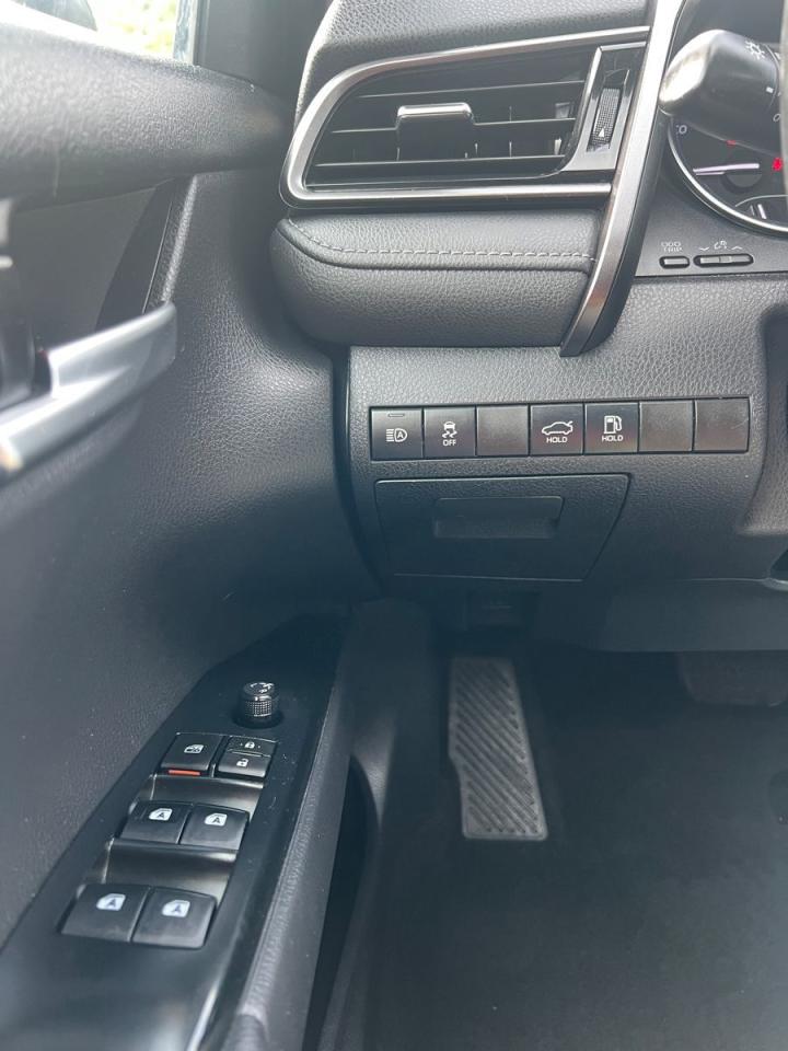 2019 Toyota Camry HYBRID SE - Photo #18