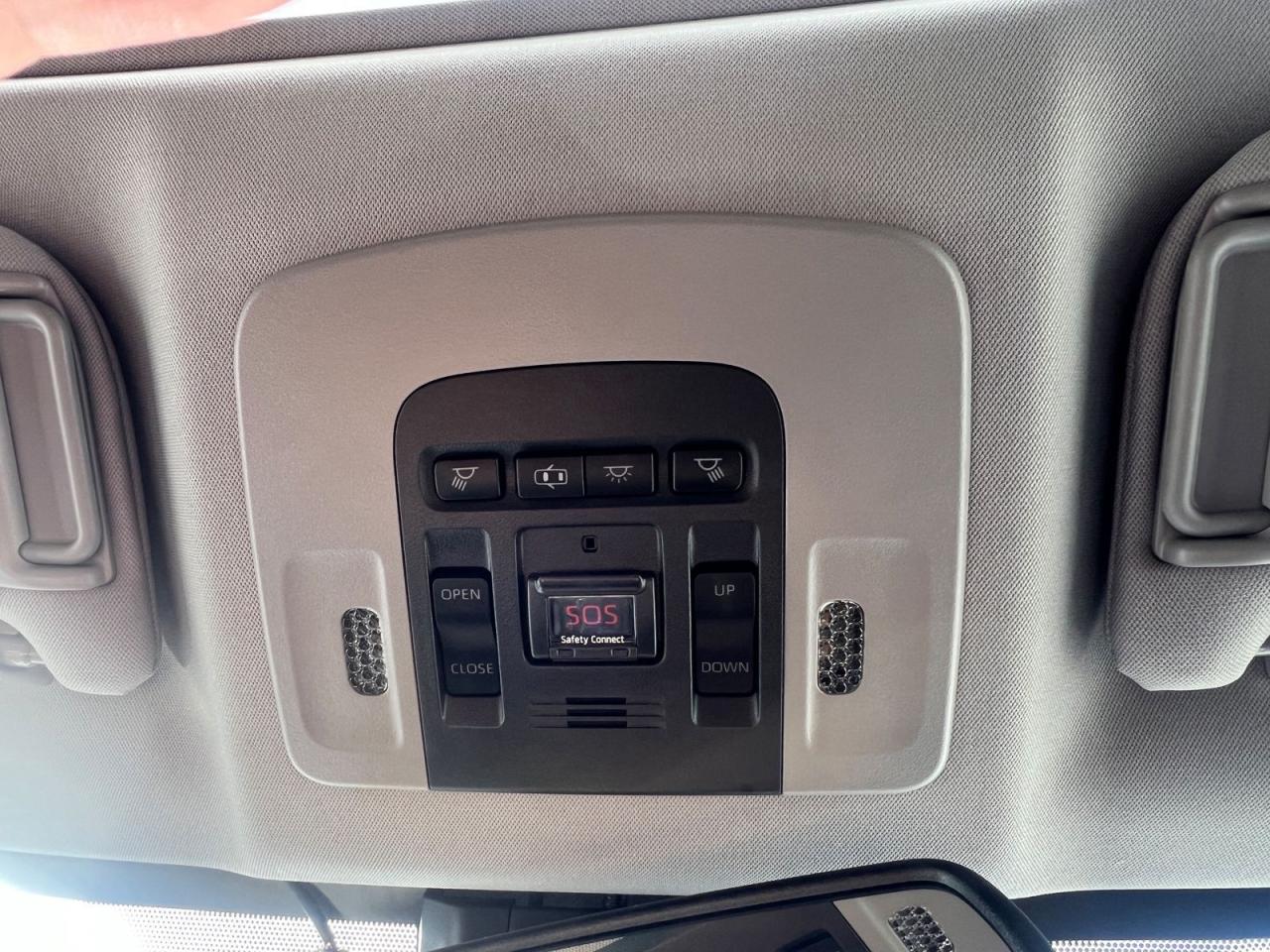 2019 Toyota Camry HYBRID SE - Photo #20