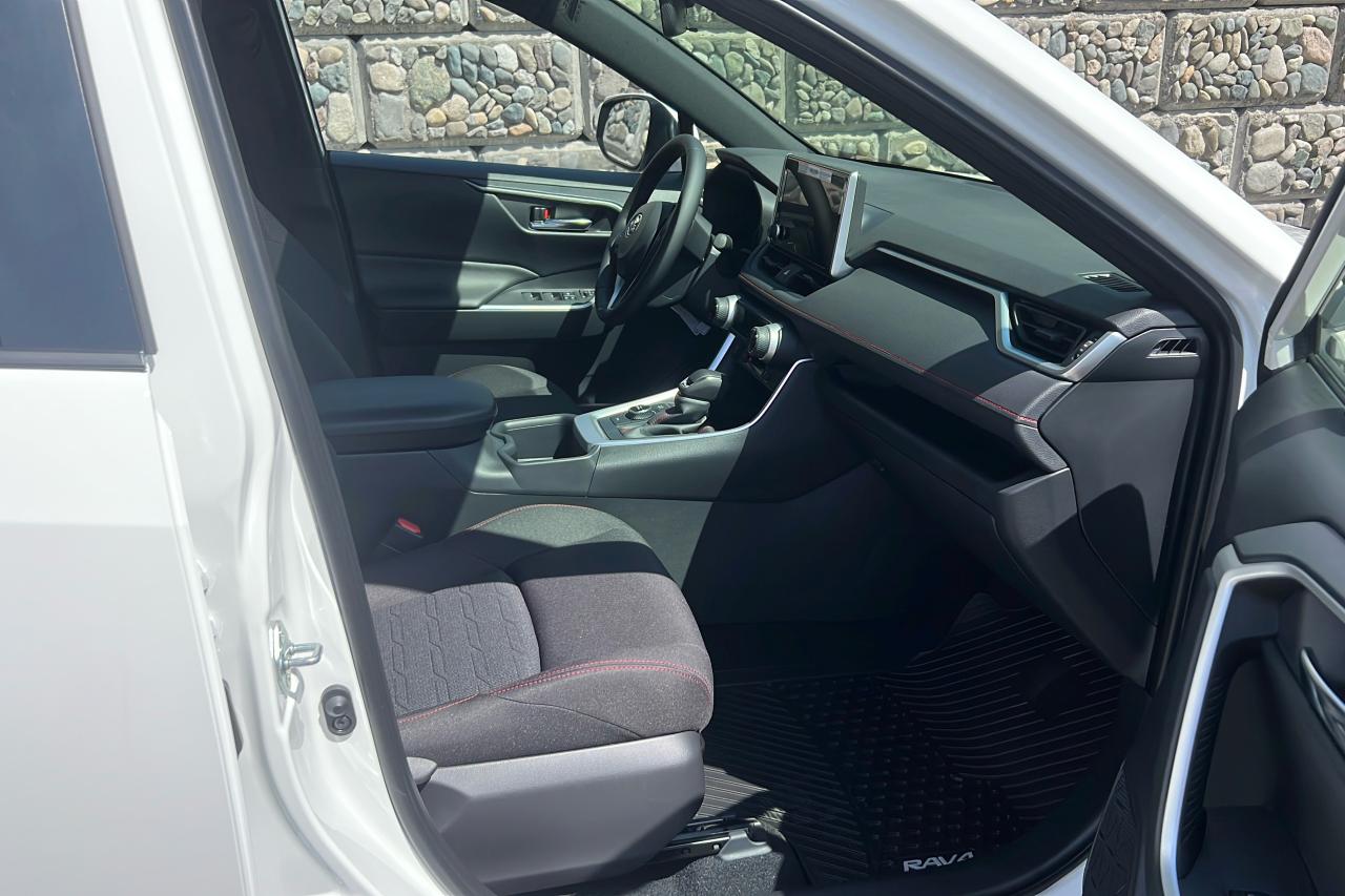 2025 Toyota RAV4 Plug-In Hybrid SE Photo