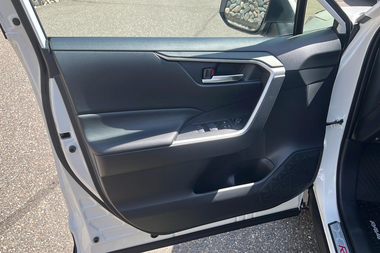 2025 Toyota RAV4 Plug-In Hybrid SE Photo