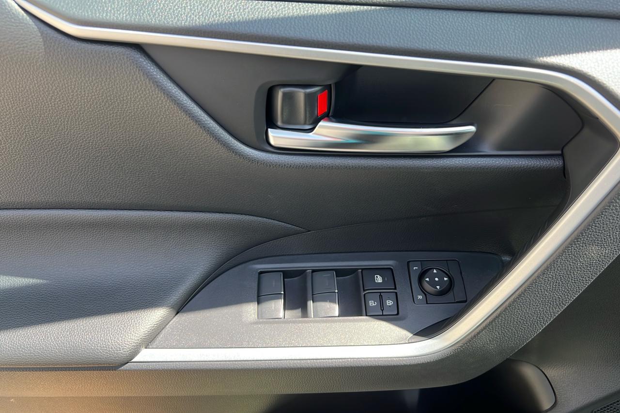 2025 Toyota RAV4 Plug-In Hybrid SE Photo