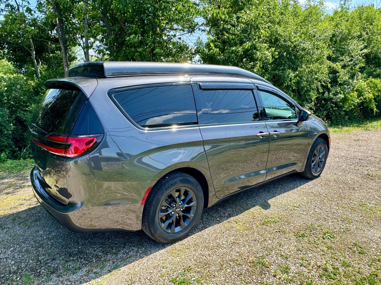 2022 Chrysler Pacifica Touring S AWD "Weekend Edition" - Photo #6
