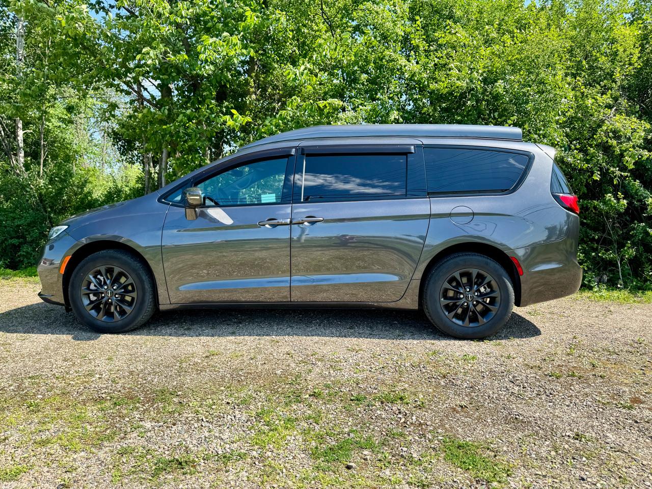 2022 Chrysler Pacifica Touring S AWD "Weekend Edition" - Photo #11