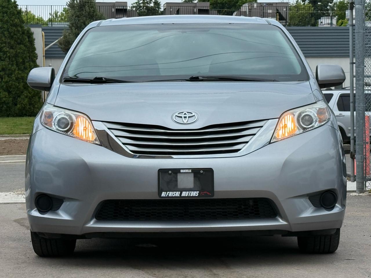 2017 Toyota Sienna LE 8PASS|BACKUP|BLUETOOTH - Photo #2