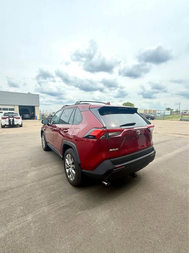 2020 Toyota RAV4 XLE - Photo #7