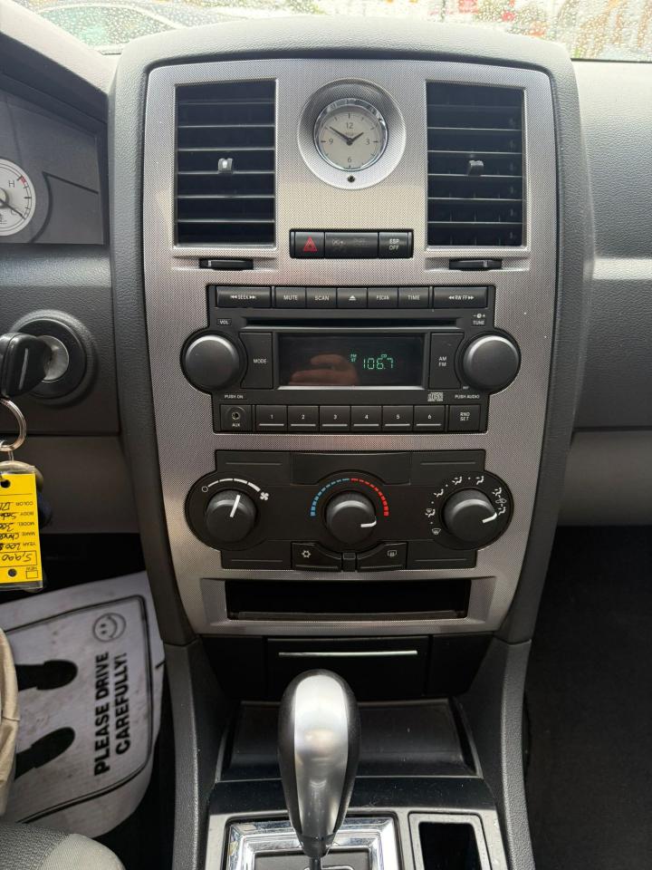 2006 Chrysler 300 Touring RWD - Photo #12