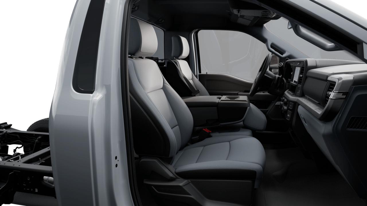 2025 Ford F-450 Super Duty DRW XLT Photo3