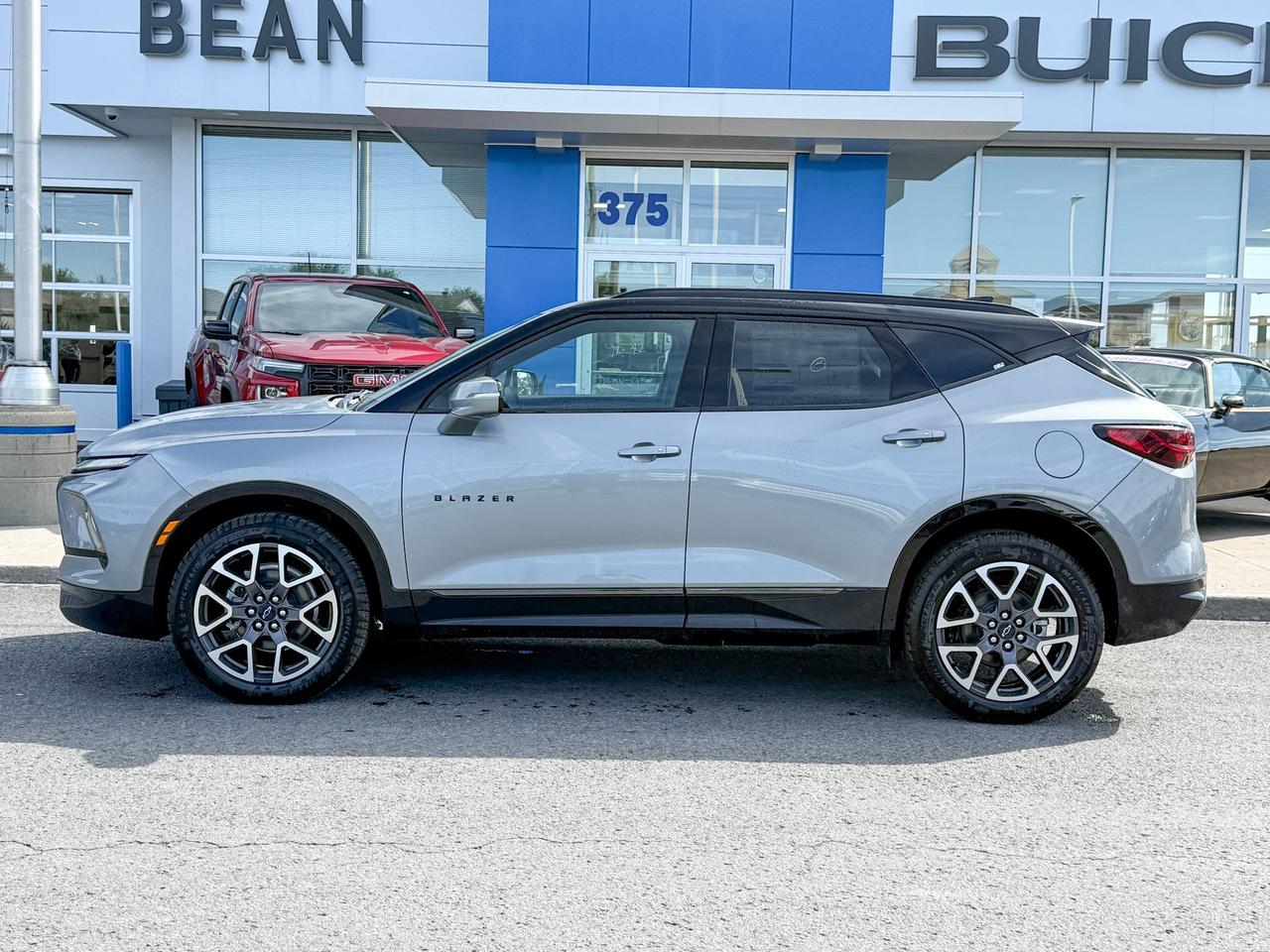 2025 Chevrolet Blazer RS 3.6L V6 WITH REMOTE START/ENTRY, HEATED/VENTILATED SEATS, HEATED STEERING WHEEL, SUNROOF, POWER LIFTGATE, HD SURROUND VISION, APPLE CARPLAY AND ANDROID AUTO Photo