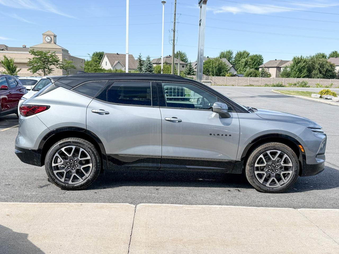 2025 Chevrolet Blazer RS 3.6L V6 WITH REMOTE START/ENTRY, HEATED/VENTILATED SEATS, HEATED STEERING WHEEL, SUNROOF, POWER LIFTGATE, HD SURROUND VISION, APPLE CARPLAY AND ANDROID AUTO Photo