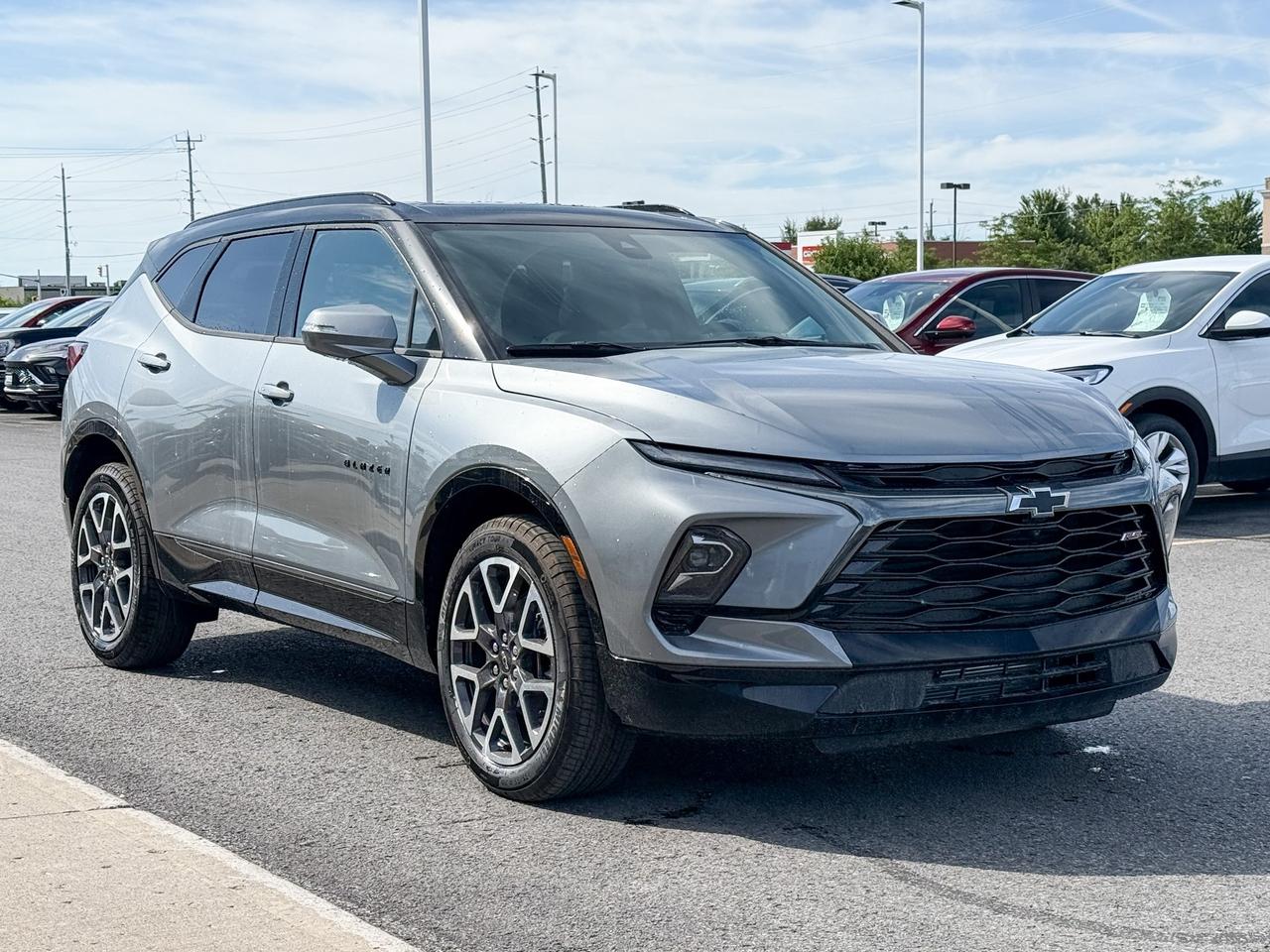 2025 Chevrolet Blazer RS 3.6L V6 WITH REMOTE START/ENTRY, HEATED/VENTILATED SEATS, HEATED STEERING WHEEL, SUNROOF, POWER LIFTGATE, HD SURROUND VISION, APPLE CARPLAY AND ANDROID AUTO Photo