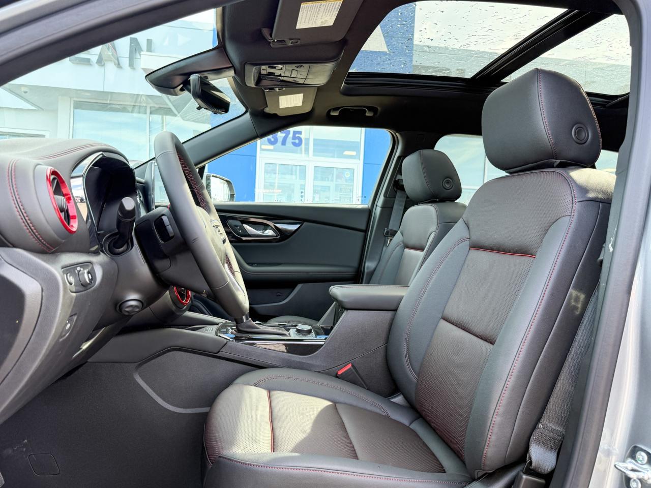 2025 Chevrolet Blazer RS 3.6L V6 WITH REMOTE START/ENTRY, HEATED/VENTILATED SEATS, HEATED STEERING WHEEL, SUNROOF, POWER LIFTGATE, HD SURROUND VISION, APPLE CARPLAY AND ANDROID AUTO Photo