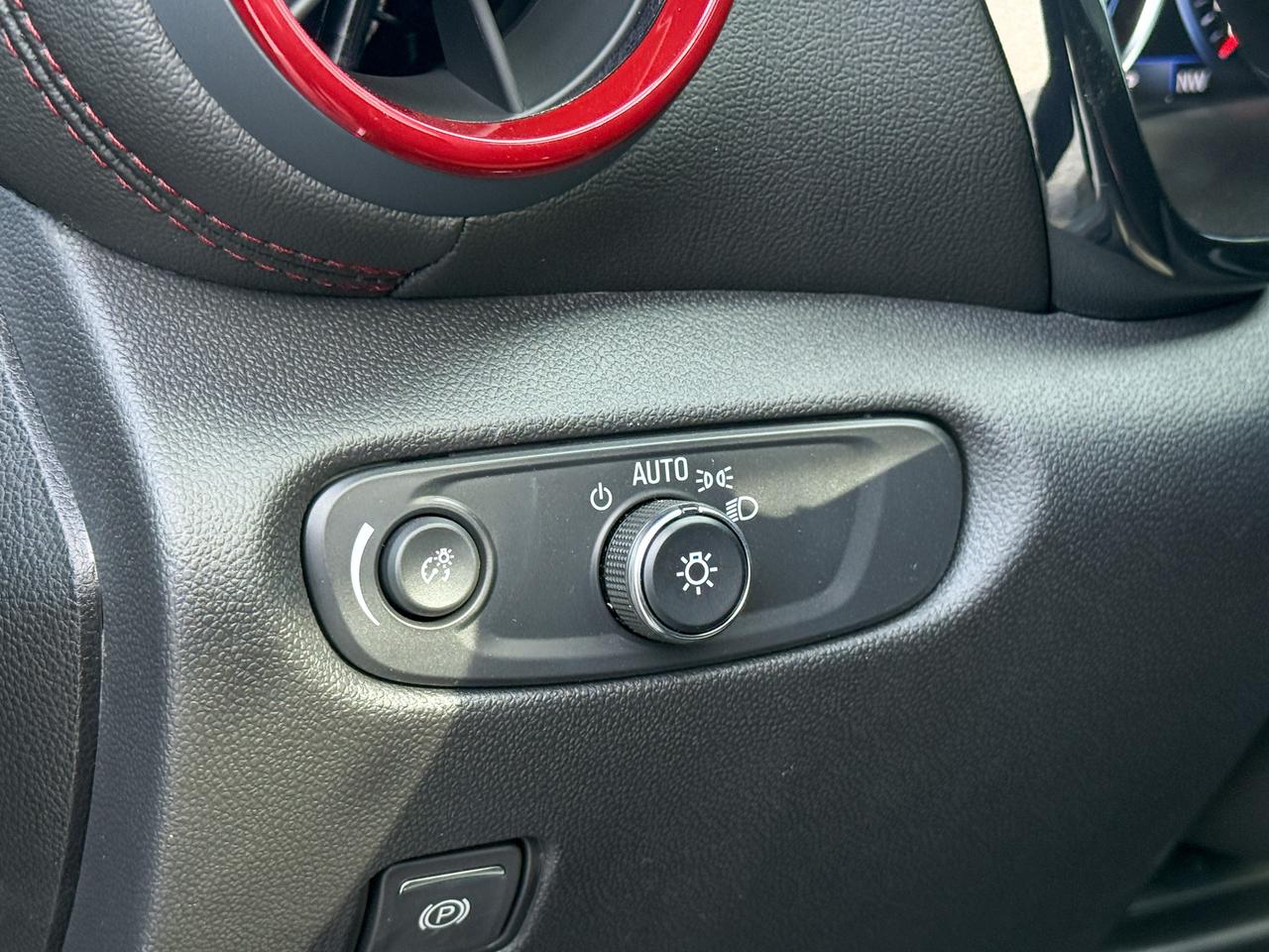 2025 Chevrolet Blazer RS 3.6L V6 WITH REMOTE START/ENTRY, HEATED/VENTILATED SEATS, HEATED STEERING WHEEL, SUNROOF, POWER LIFTGATE, HD SURROUND VISION, APPLE CARPLAY AND ANDROID AUTO Photo