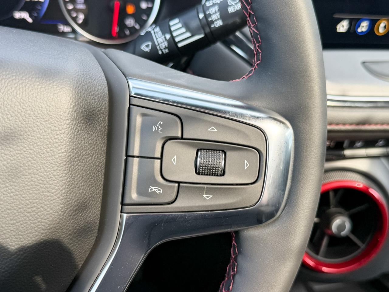 2025 Chevrolet Blazer RS 3.6L V6 WITH REMOTE START/ENTRY, HEATED/VENTILATED SEATS, HEATED STEERING WHEEL, SUNROOF, POWER LIFTGATE, HD SURROUND VISION, APPLE CARPLAY AND ANDROID AUTO Photo