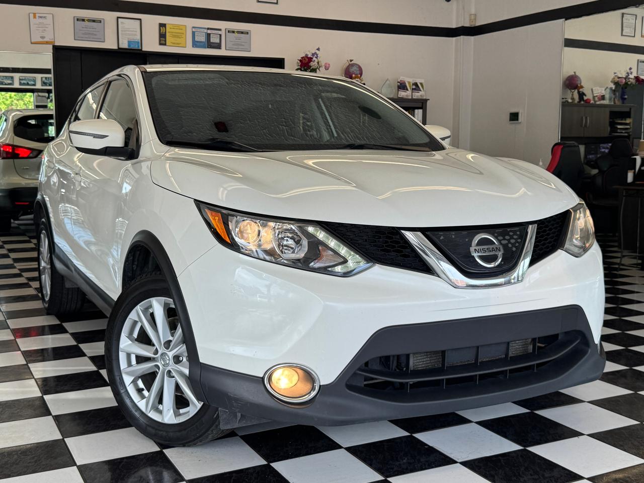 2018 Nissan Qashqai S+Camera+Heated Seats+A/C+CLEAN CARFAX Photo16