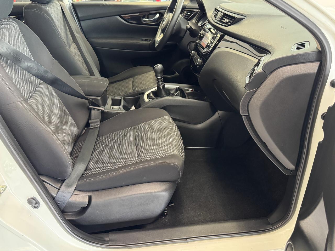 2018 Nissan Qashqai S+Camera+Heated Seats+A/C+CLEAN CARFAX Photo22