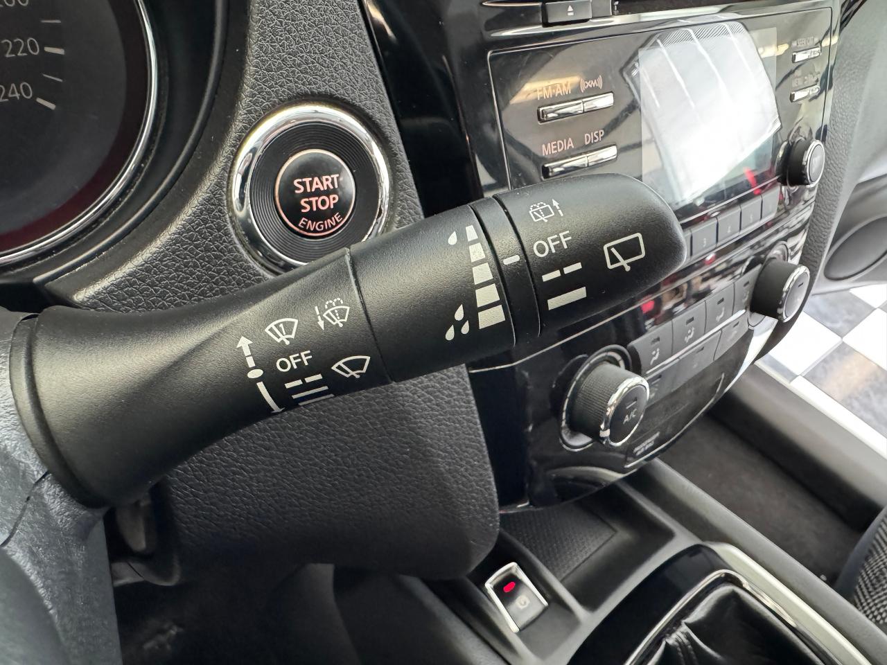 2018 Nissan Qashqai S+Camera+Heated Seats+A/C+CLEAN CARFAX Photo44