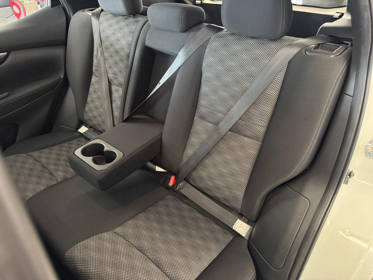 2018 Nissan Qashqai S+Camera+Heated Seats+A/C+CLEAN CARFAX Photo25