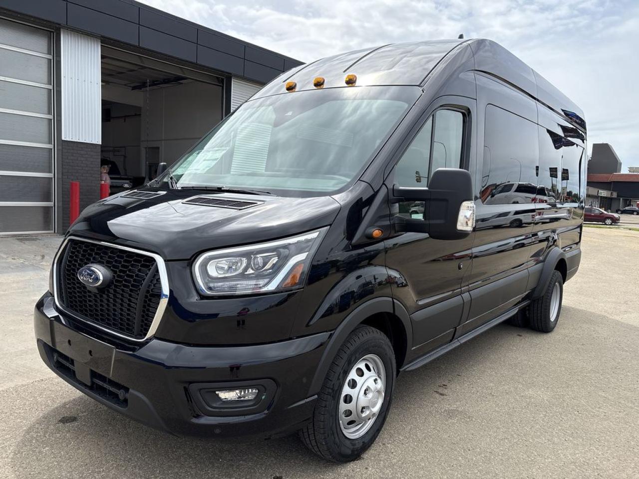 2025 Ford Transit Passenger Wagon XLT 302A Photo