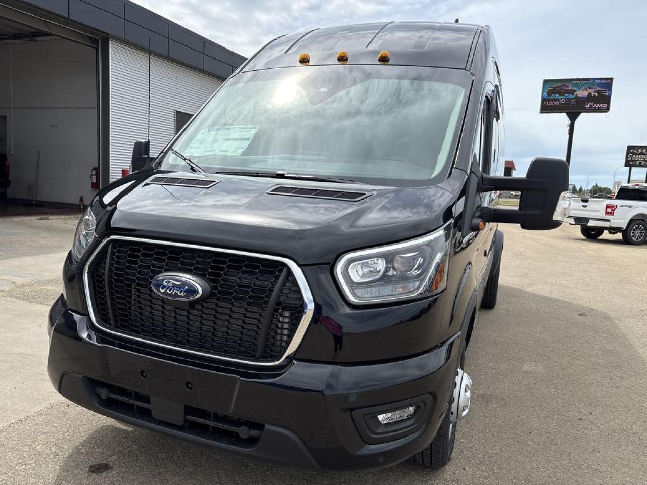 2025 Ford Transit Passenger Wagon XLT 302A Photo5